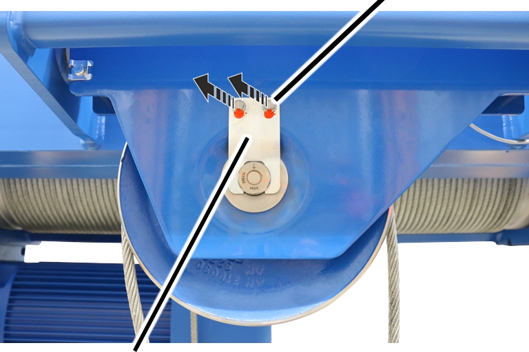 U:\Allgemein\Produkthandbücher\Produkthandbücher Fotos\Seilzug kompakt\Seilzug D\Seilzug D true vertical lift\Schrauben an Halter lösen .jpg