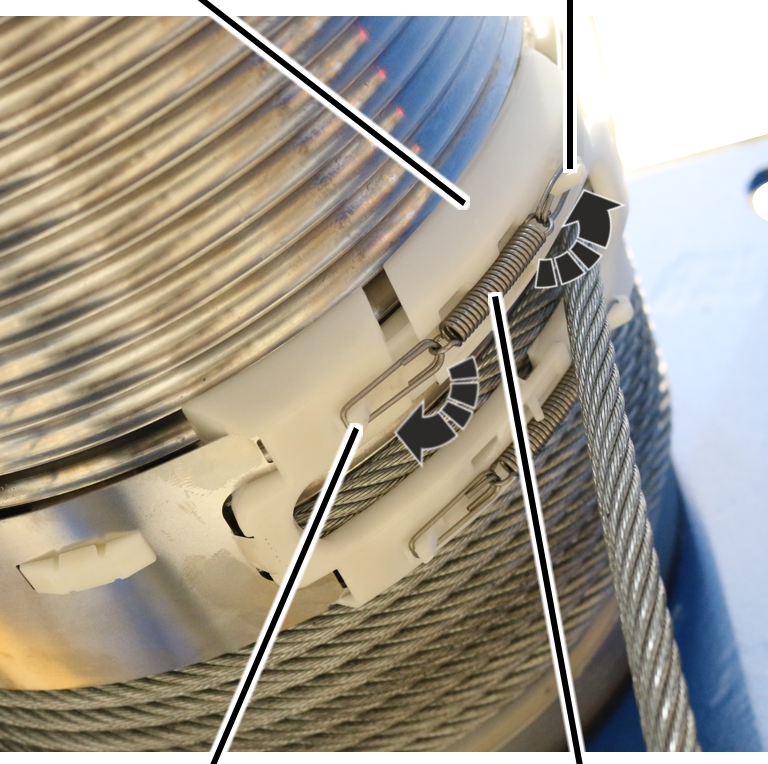 U:\Allgemein\Produkthandbücher\Produkthandbücher Fotos\Seilzug kompakt\Seilzug D\Seilzug D true vertical lift\Zugfeder einhaken 3.jpg